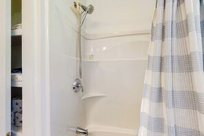 Douche, sèche-cheveux, serviettes fournies