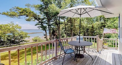 Oceanfront home on Lobster Cove with deck & shared firepit - walk to town