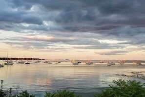 Marina - Dog-friendly home 1 block from beach with firepit, amazing ocean views, & office (Rockland)