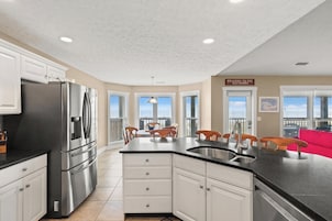 Refrigerador con freezer, microondas, horno, placa de cocina