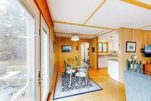 Ein modernes Interieur mit Essbereich, Küche und Wohnbereich.