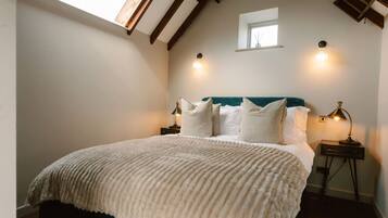 Desk, travel crib, WiFi, bed sheets