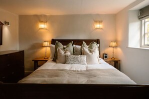 Desk, travel cot, WiFi, bed sheets