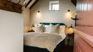 Desk, travel crib, WiFi, bed sheets