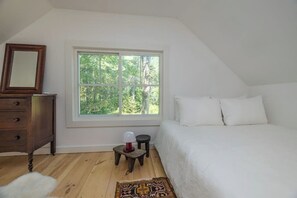 2 bedrooms, desk, free WiFi, bed sheets - Renovated woodland home with lovely deck & firepit - minutes to Swan Lake (Swanville)