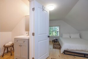 2 bedrooms, desk, free WiFi, bed sheets - Renovated woodland home with lovely deck & firepit - minutes to Swan Lake (Swanville)