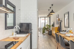 Wasserkocher mit Kaffee-/Teezubehör, Kühlschrank, Mikrowelle, Ofen