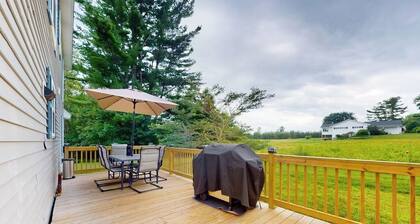 Serene home with a deck, grill, firepit, board games, washer/dryer, & mtn views