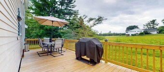 Serene home with a deck, grill, firepit, board games, washer/dryer, & mtn views