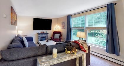 Serene home with a deck, grill, firepit, board games, washer/dryer, & mtn views