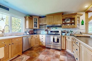 Fridge, microwave, oven, stovetop - Oceanfront home with dock, beautiful deck & firepit - steps to the beach (Harpswell)