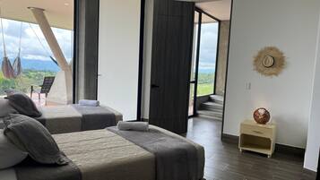 Escritorio, tabla de planchar con plancha, wifi y ropa de cama