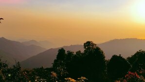 Eine Berglandschaft im Abendrot.