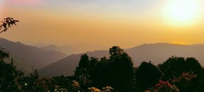 Un paisaje montañoso con un atardecer.