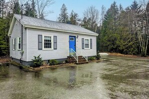 Exterior - Open layout Maine cottage with washer/dryer & grill - dog-friendly (Gouldsboro)