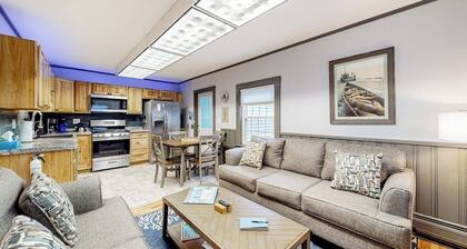 Open layout Maine cottage with washer/dryer & grill - dog-friendly