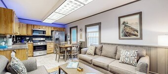 Open layout Maine cottage with washer/dryer & grill - dog-friendly