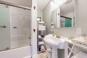 Bathroom - Open layout Maine cottage with washer/dryer & grill - dog-friendly (Gouldsboro)