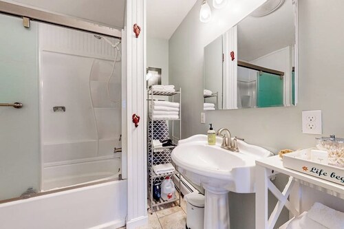 Open layout Maine cottage with washer/dryer & grill - dog-friendly