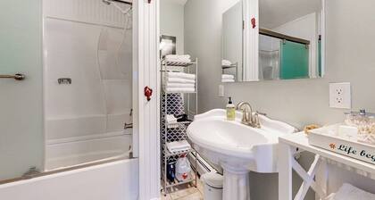 Open layout Maine cottage with washer/dryer & grill - dog-friendly