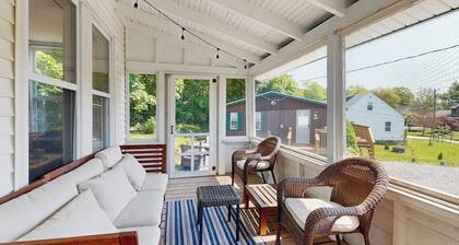 Coastal charmer with screened-in porch, grill, & AC
