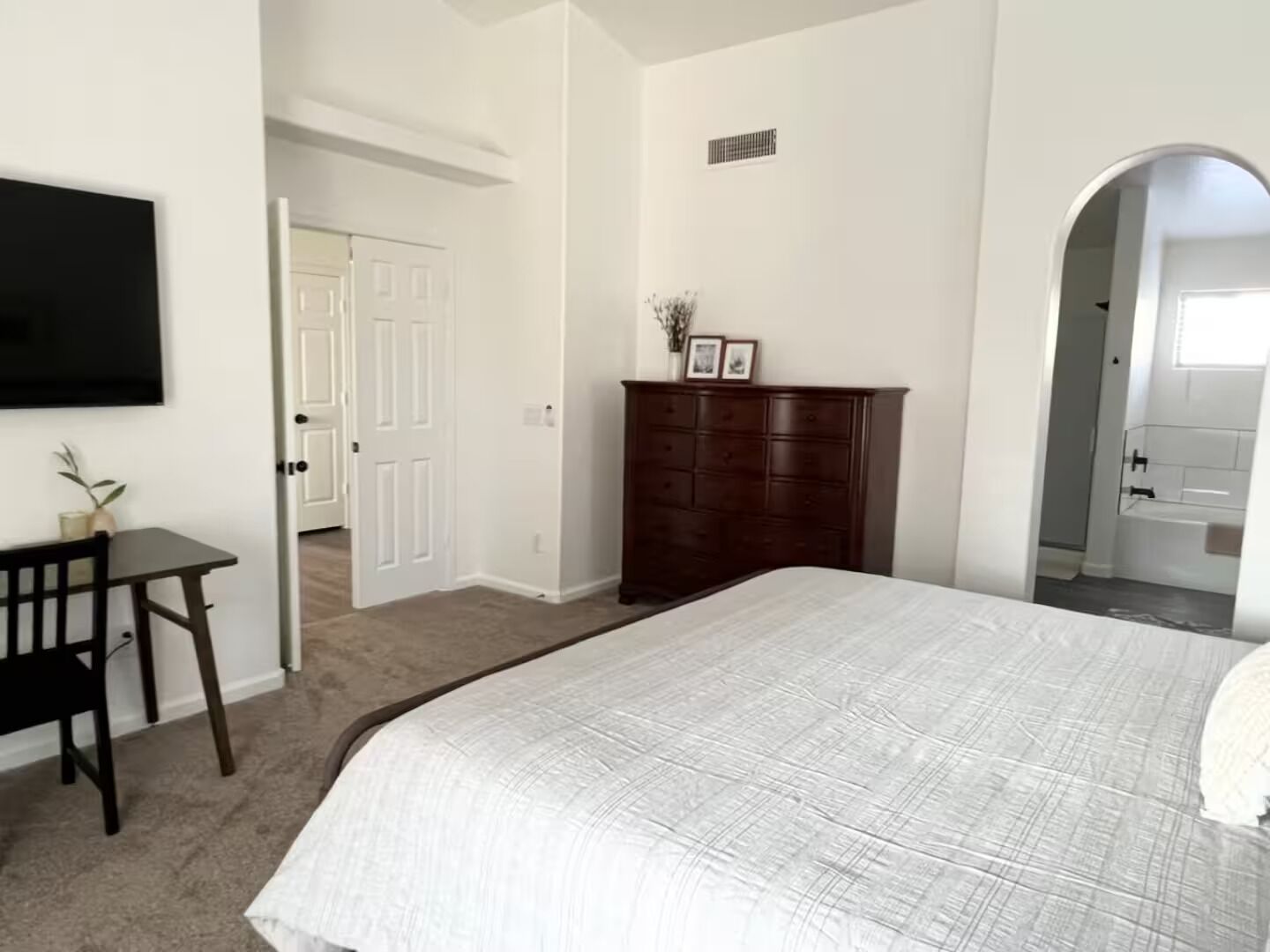 Iron/ironing board, WiFi, bed sheets