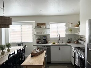Private kitchen - Cozy Home with HotTub, Patio, Grill & Park Views (Gilbert)
