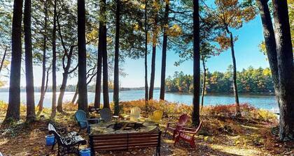 Lakefront lodge on Pemaquid Pond with dock, kayaks, canoe, SUP & firepits