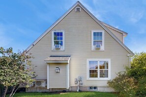 Exterior - Newly Renovated Charming House with Cozy Fireplace & Outdoor Entertainment Areas (Rockport)