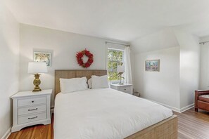 Desk, iron/ironing board, free WiFi, bed sheets - Newly Renovated Charming House with Cozy Fireplace & Outdoor Entertainment Areas (Rockport)