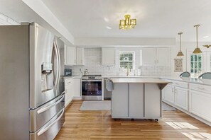 Fridge, microwave, oven, stovetop - Newly Renovated Charming House with Cozy Fireplace & Outdoor Entertainment Areas (Rockport)