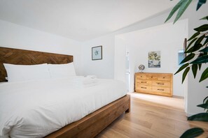 Escritorio, tabla de planchar con plancha, wifi y ropa de cama 