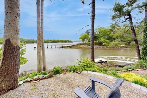Stunning riverfront home, hot tub, BBQ, and washer & dryer
