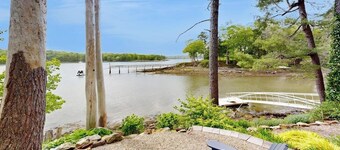 Stunning riverfront home, hot tub, BBQ, and washer & dryer