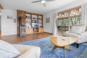 Una sala de estar con chimenea, televisor y sofá.