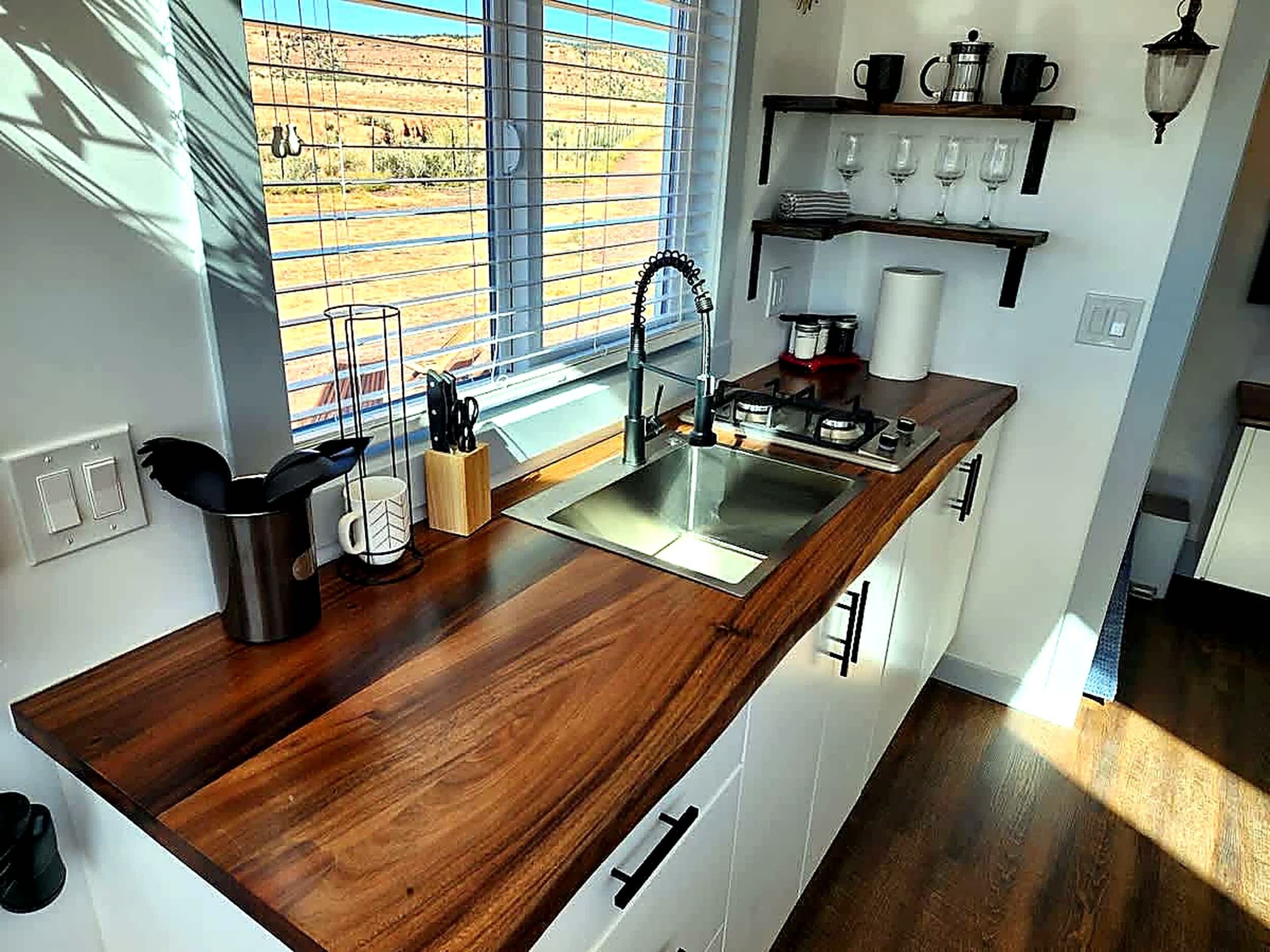 Geladeira, micro-ondas, cooktop, cafeteira/chaleira