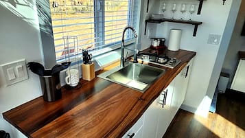 Geladeira, micro-ondas, cooktop, cafeteira/chaleira