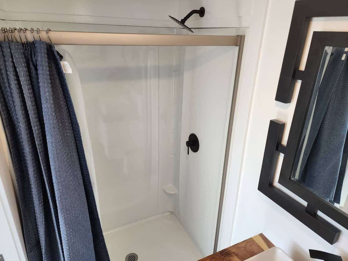 Douche, sèche-cheveux, serviettes fournies, shampoing