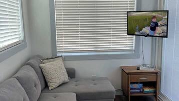 Een televisie en een kantoor