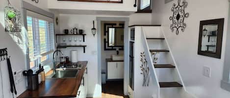 Refrigerador, microondas, parrilla de estufa y cafetera y tetera