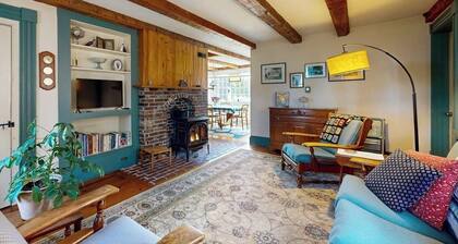 Charming Seaside Cottage with a Gas Fireplace, Spacious Patio, and Nearby Hiking