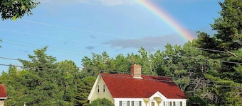 Charming Seaside Cottage with a Gas Fireplace, Spacious Patio, and Nearby Hiking