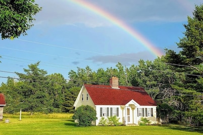 Charming Seaside Cottage with a Gas Fireplace, Spacious Patio, and Nearby Hiking