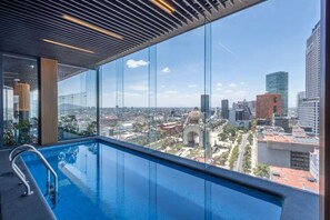 Ein moderner, überdachter Pool mit Blick auf die Stadt.