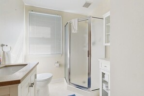 Douche, séchoir à cheveux, serviettes fournies