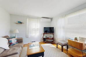 Téléviseur, lecteur de DVD, livres, sélection de films