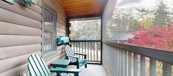 Dog-friendly cabin with kitchen, firepit, AC, gym, ping-pong & fun awaits