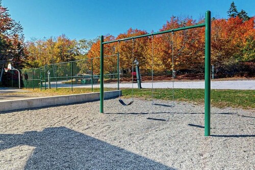 Dog-friendly cabin with kitchen, firepit, AC, gym, ping-pong & fun awaits