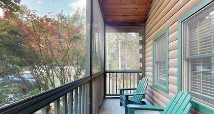 Tranquil dog-friendly cabin with full kitchen, fireplace & nearby recreation