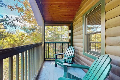Charming cabin retreat with fireplace, kitchen, nearby hiking - dog-friendly